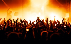 Jubelnde Konzertbesucher auf Rock-Konzert